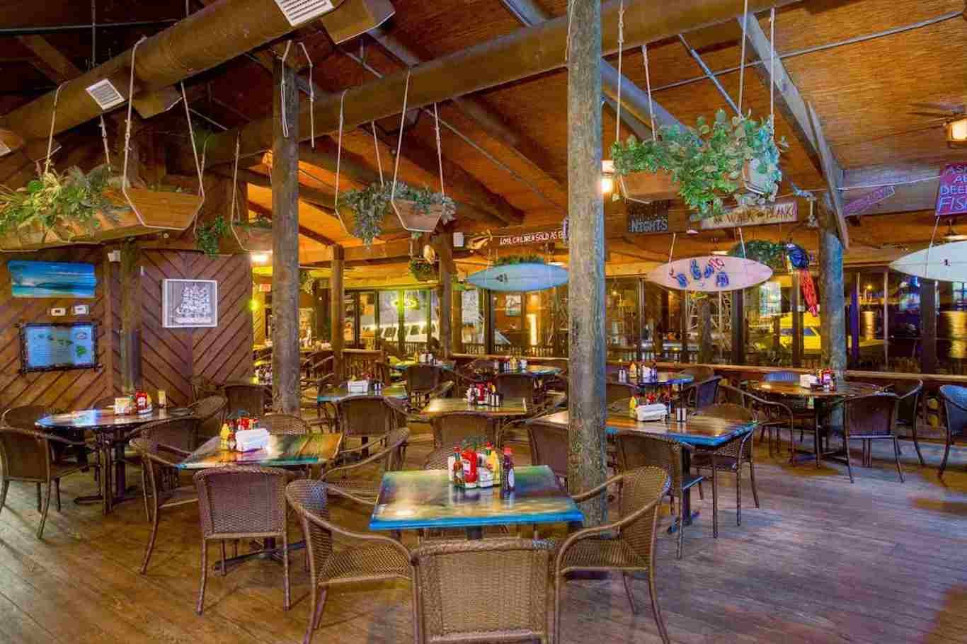 grills riverside seafood deck & tiki bar